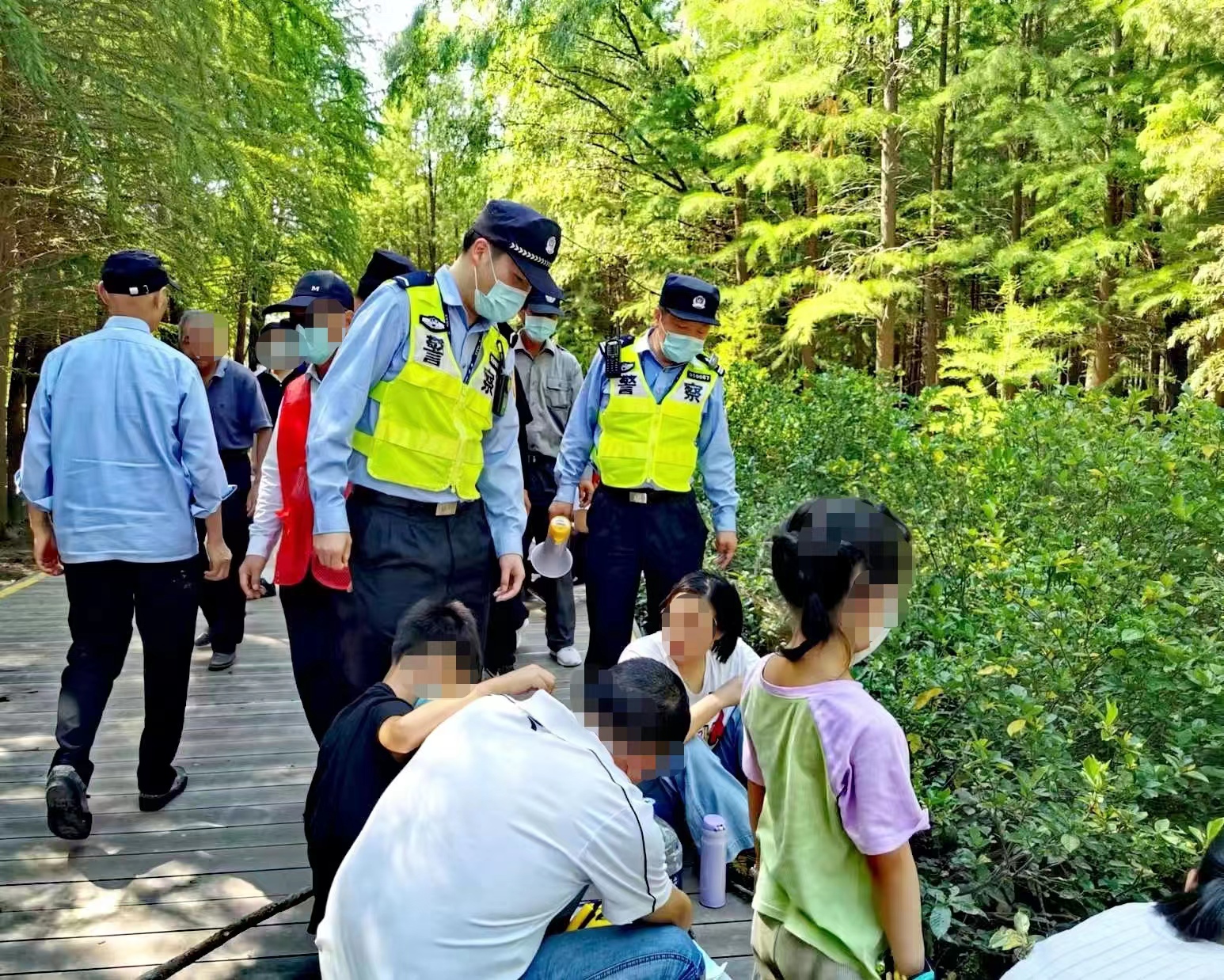 ④2019年6月，武警上海市总队执勤第四支队十中队指导员杨泽楠为色德村党员上党课.jpg