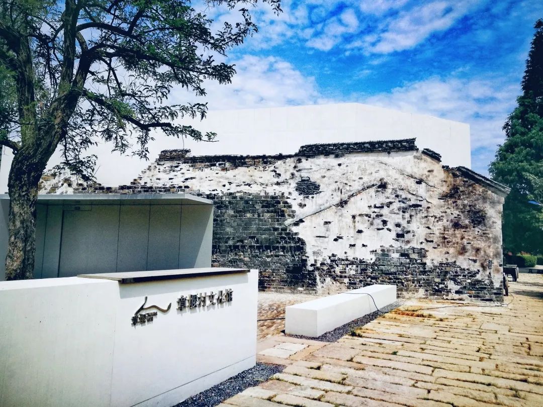 ⑤2019年6月，武警上海市总队执勤第四支队十中队指导员杨泽楠为色德村武警八一爱民小学的孩子们上课.JPG
