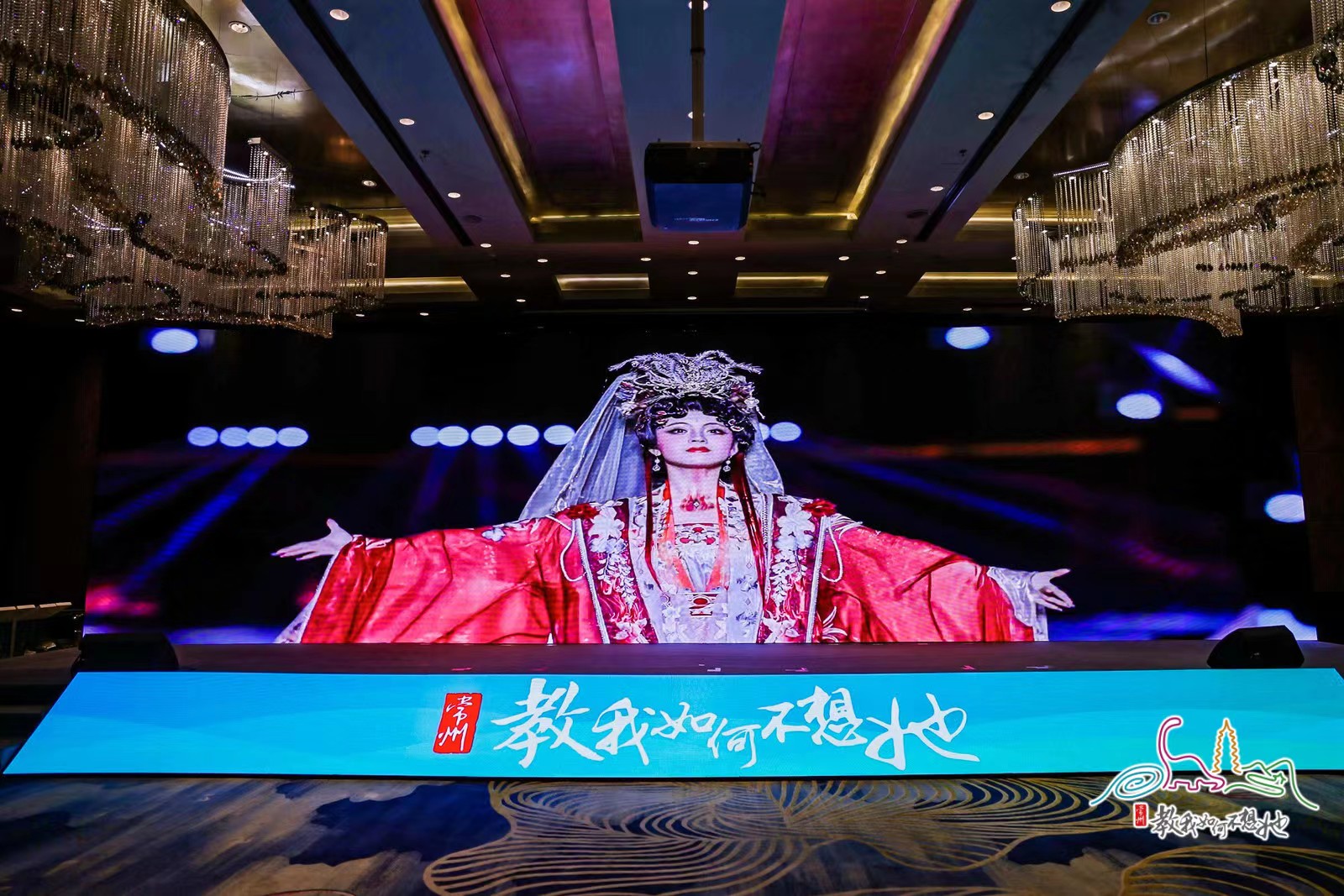 图为：巴特朝格图向边境派出所民警介绍边境一线情况  白玉泉摄.JPG