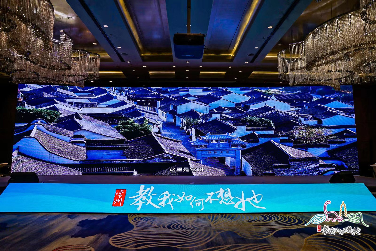 图为：巴特朝格图与边境派出所民警观察边境线情况  白玉泉摄.JPG
