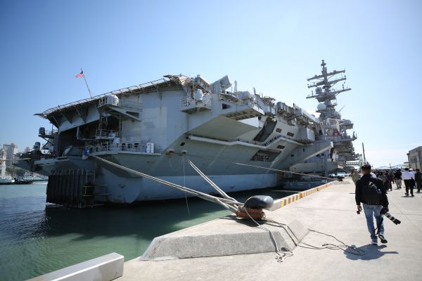 2022年9月23日,美军“罗纳德·里根”号核动力航空母舰停靠在韩国釜山海军作战基地。(新华社发)