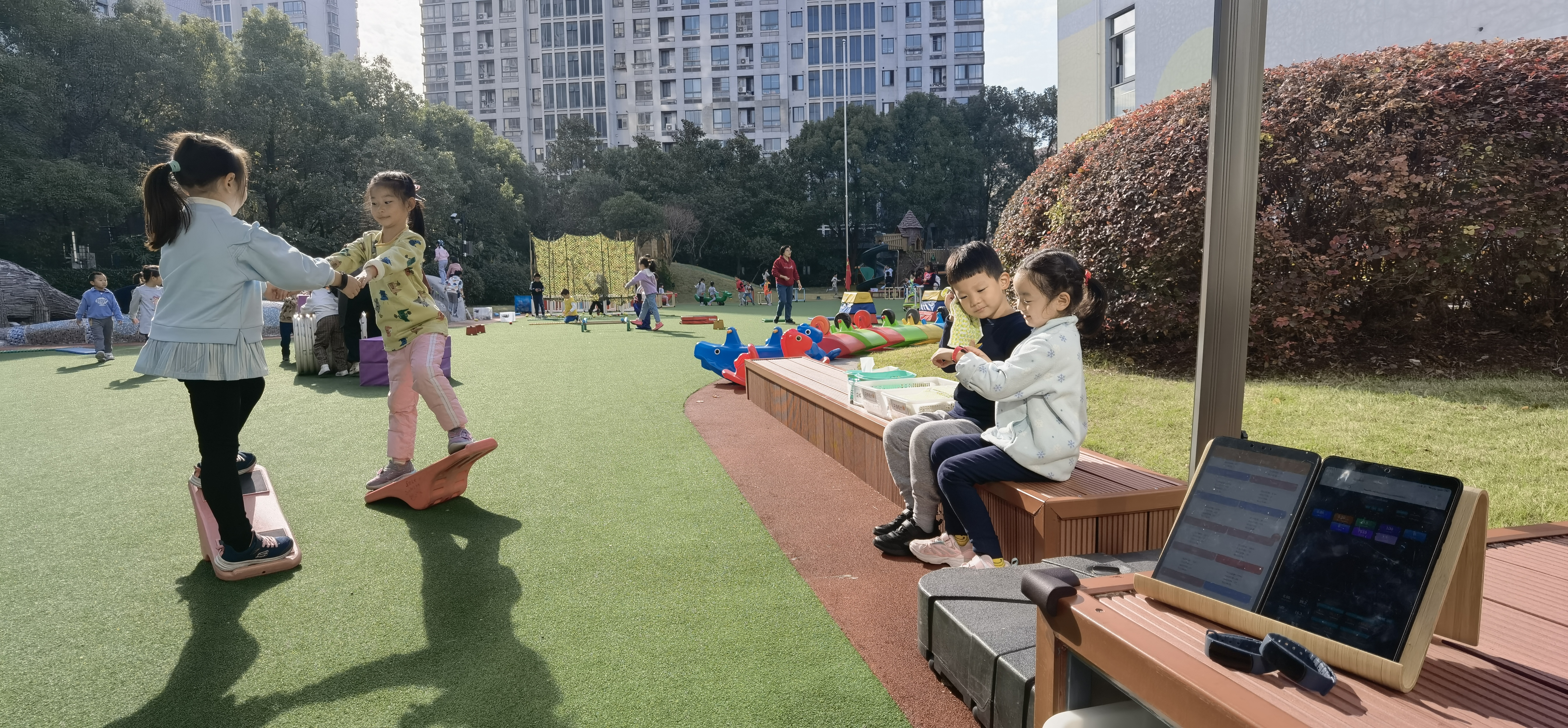 4.上海市杨浦区翔殷幼稚园开展户外游戏活动，并通过信息化赋能，建设户外活动监测数字化场景（资料照片） (1).jpg