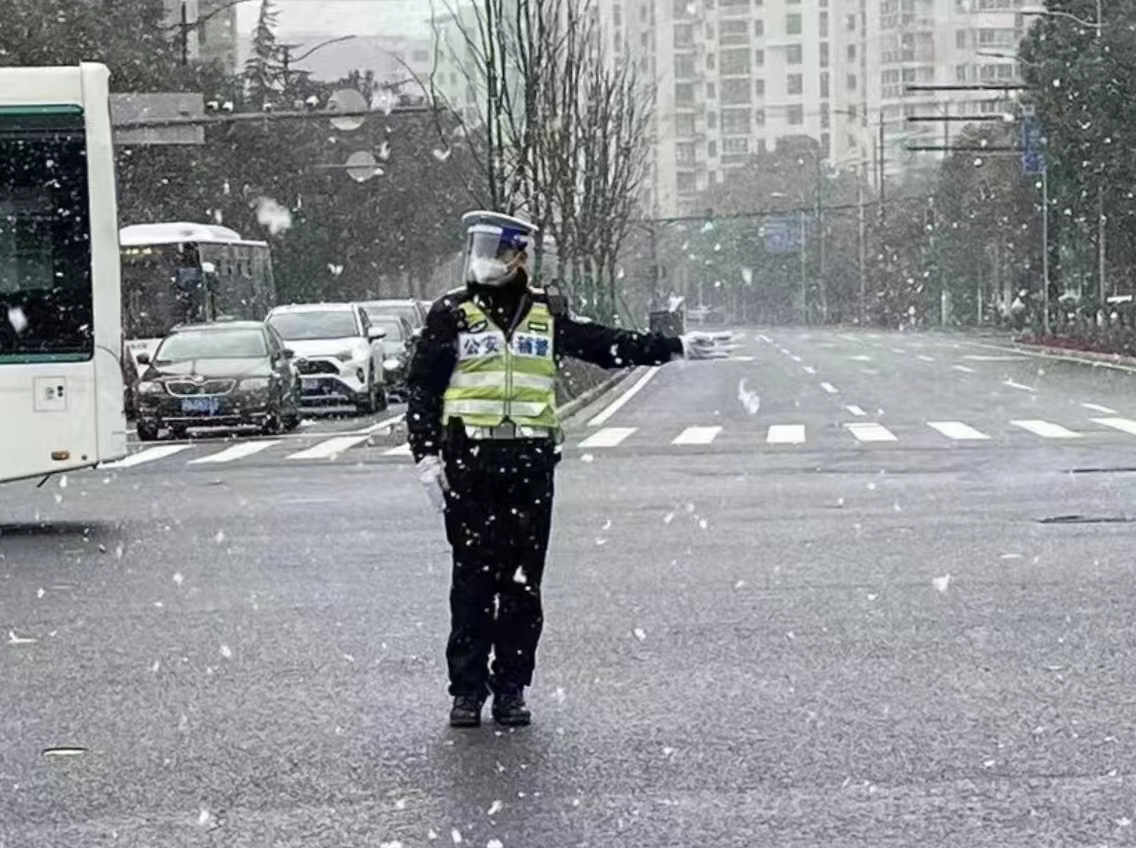 冬天在大雪中行走的人高清图片下载-正版图片500803995-摄图网