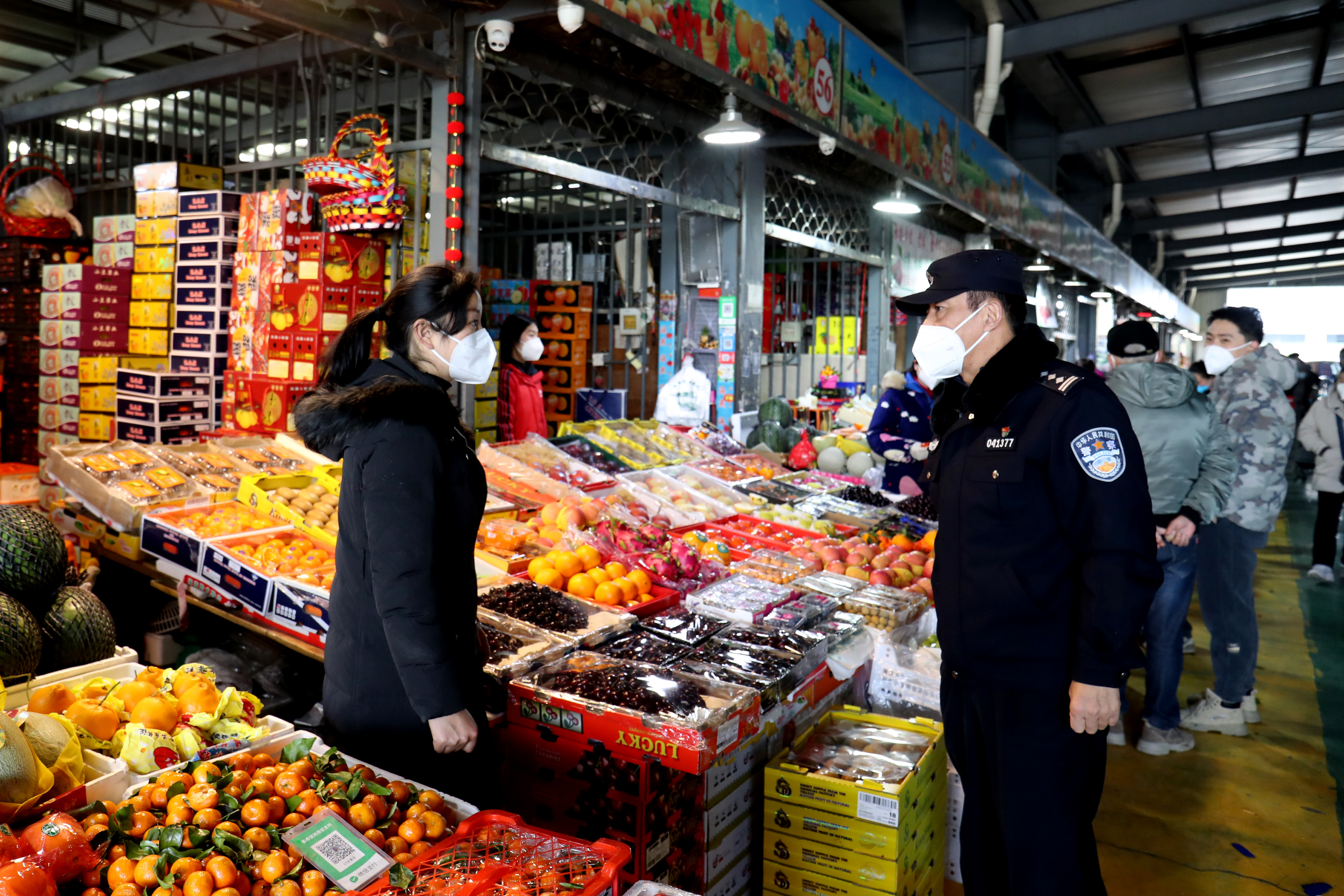 ⑤2019年6月，武警上海市总队执勤第四支队十中队指导员杨泽楠为色德村武警八一爱民小学的孩子们上课.JPG