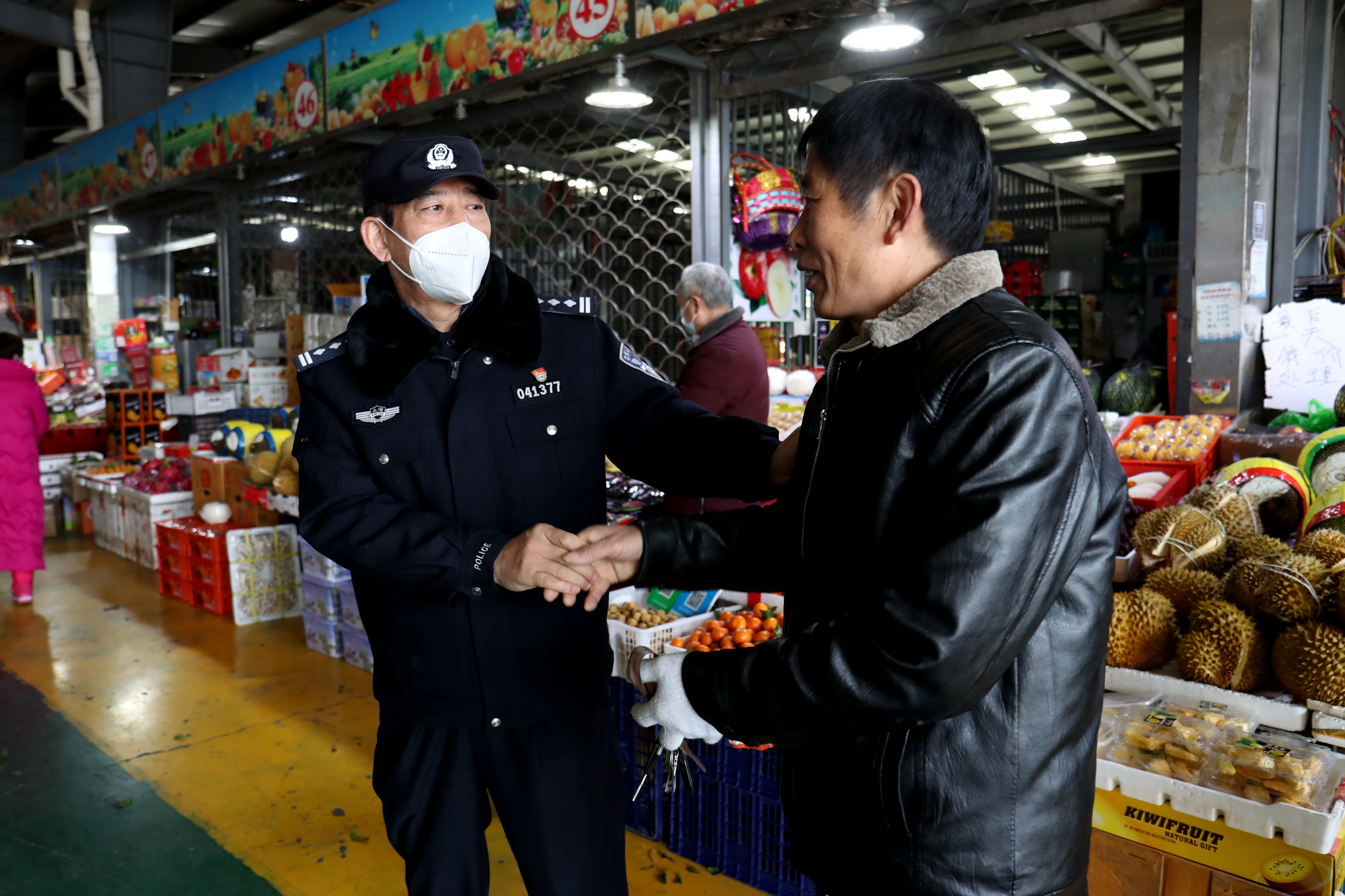 ③7月1日下午，色德村党员参加杨泽楠党课授课后开展课后讨论.jpg