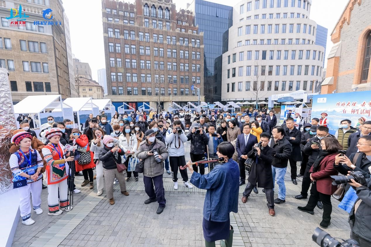 ⑥2020年5月底，指导员杨泽楠到与色德村武警八一爱民小学学生跳起当地民族舞生欢度六一.JPG