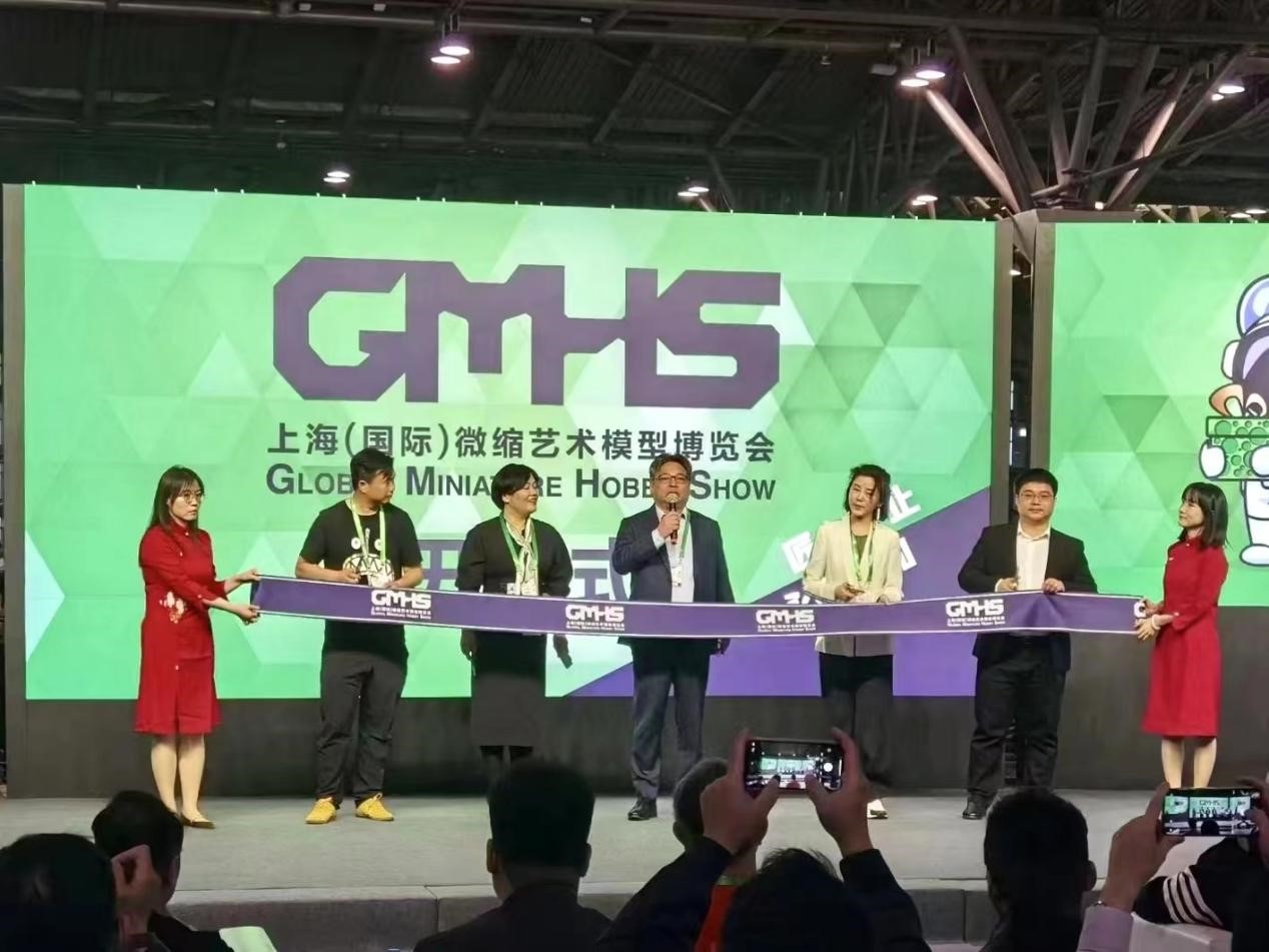 ⑥2020年5月底，指导员杨泽楠到与色德村武警八一爱民小学学生跳起当地民族舞生欢度六一.JPG