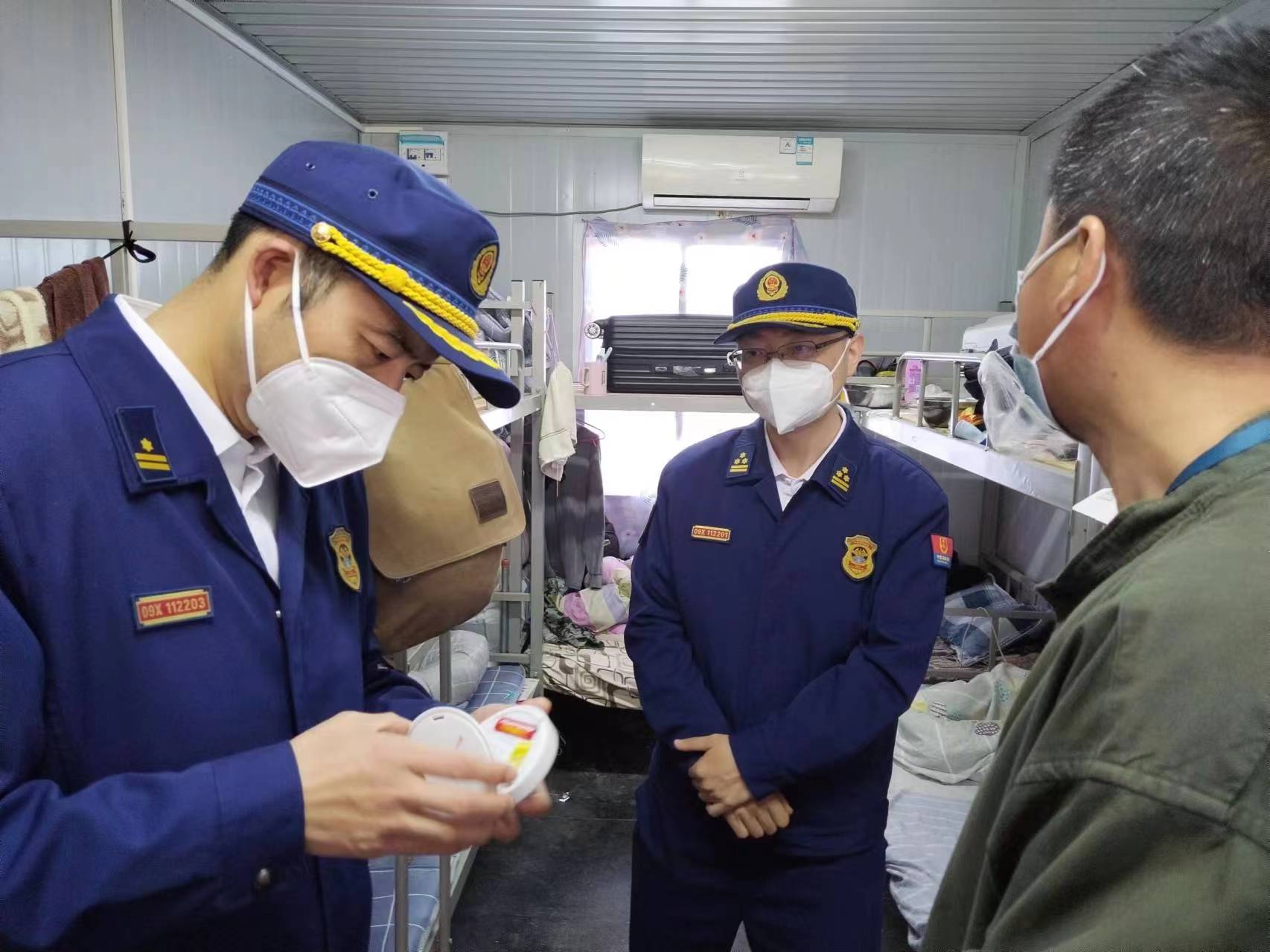 ⑥2020年5月底，指导员杨泽楠到与色德村武警八一爱民小学学生跳起当地民族舞生欢度六一.JPG