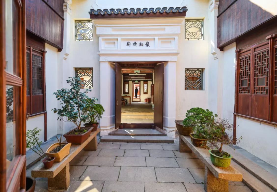 ⑥2020年5月底，指导员杨泽楠到与色德村武警八一爱民小学学生跳起当地民族舞生欢度六一.JPG