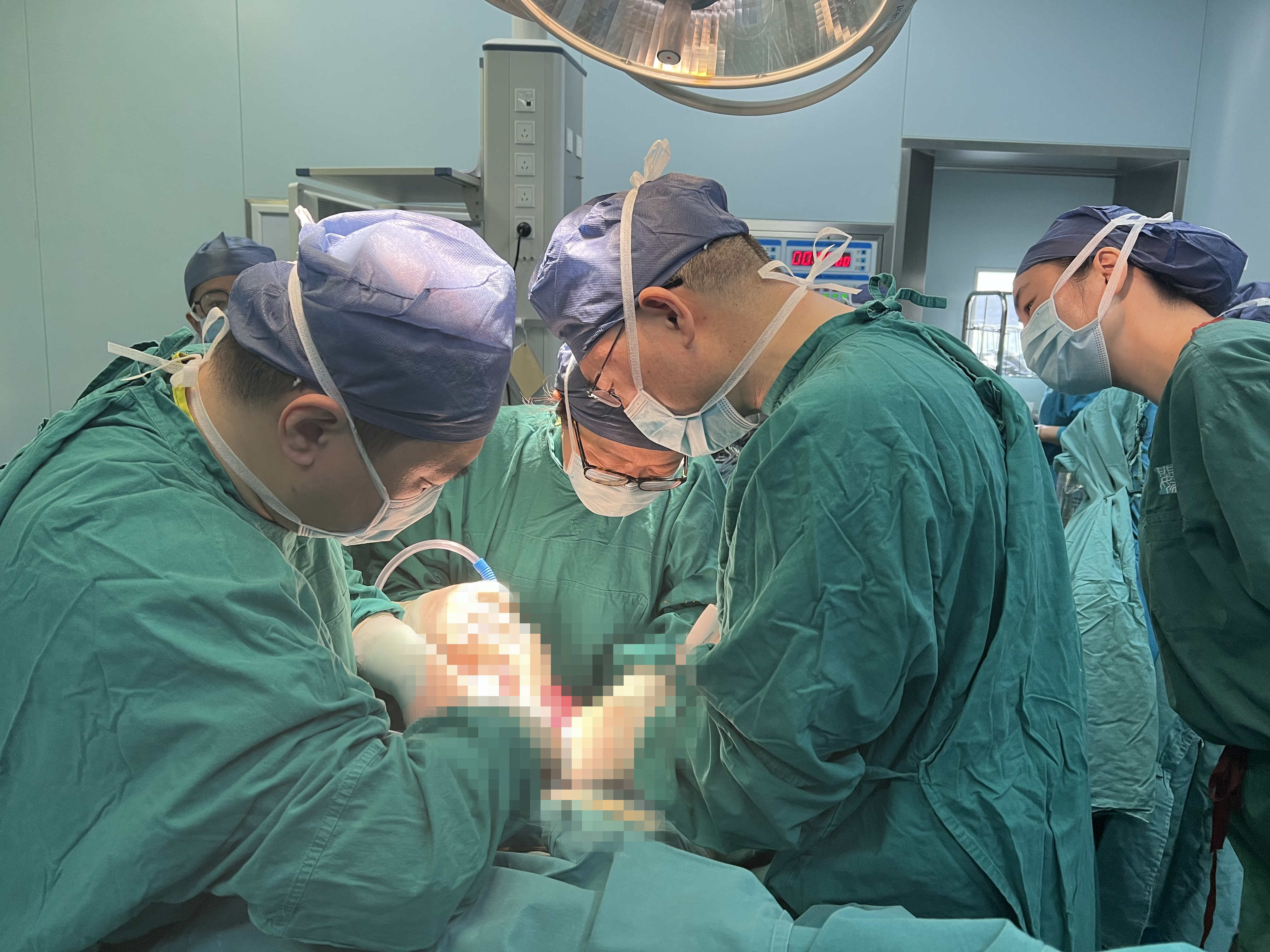 病例24-2017：一名发热并有腹部肿块的8月龄女婴 - NEJM医学前沿