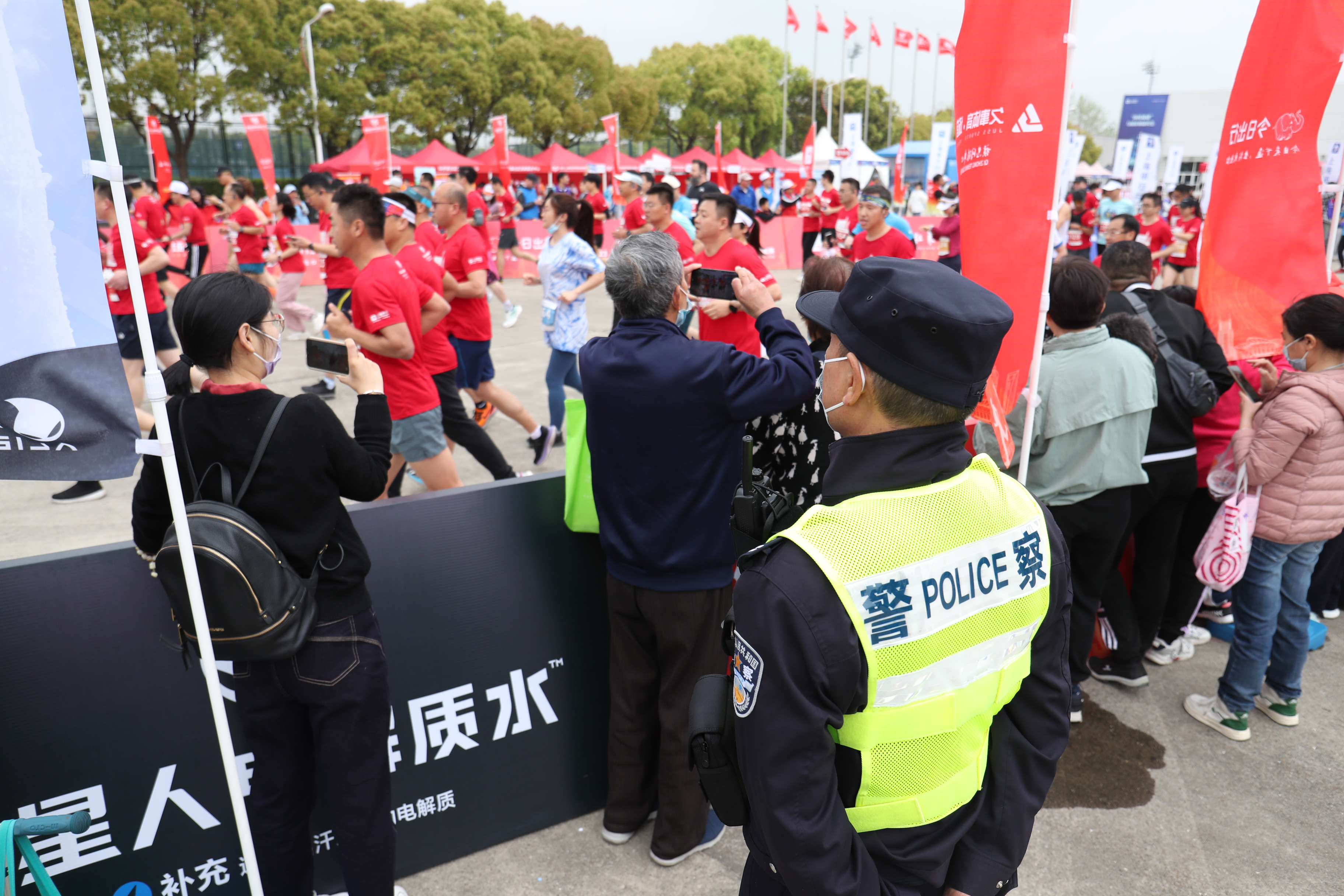 ⑥2020年5月底，指导员杨泽楠到与色德村武警八一爱民小学学生跳起当地民族舞生欢度六一.JPG