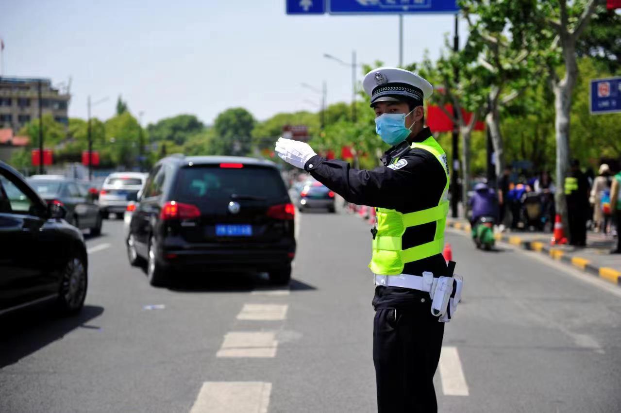 ⑥2020年5月底，指导员杨泽楠到与色德村武警八一爱民小学学生跳起当地民族舞生欢度六一.JPG