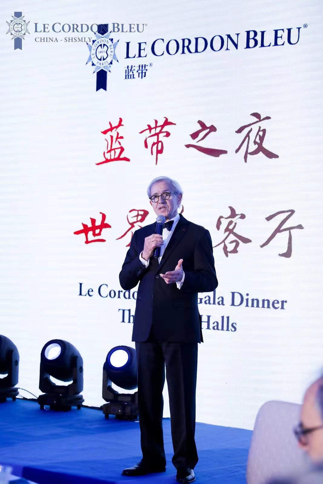 3.与母亲“合影”.jpg