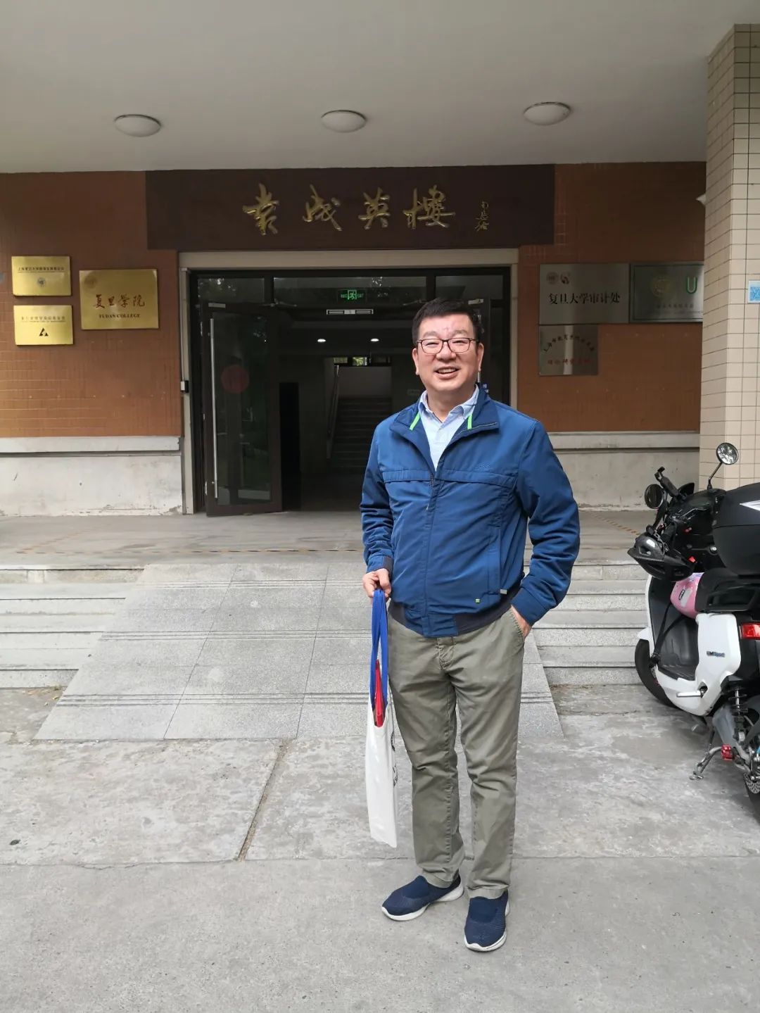 赵东元院士赶回学校为本科生上课。他拎着布袋子，袋子里装着他的一等奖证书。 摄影：周桂发.jpg