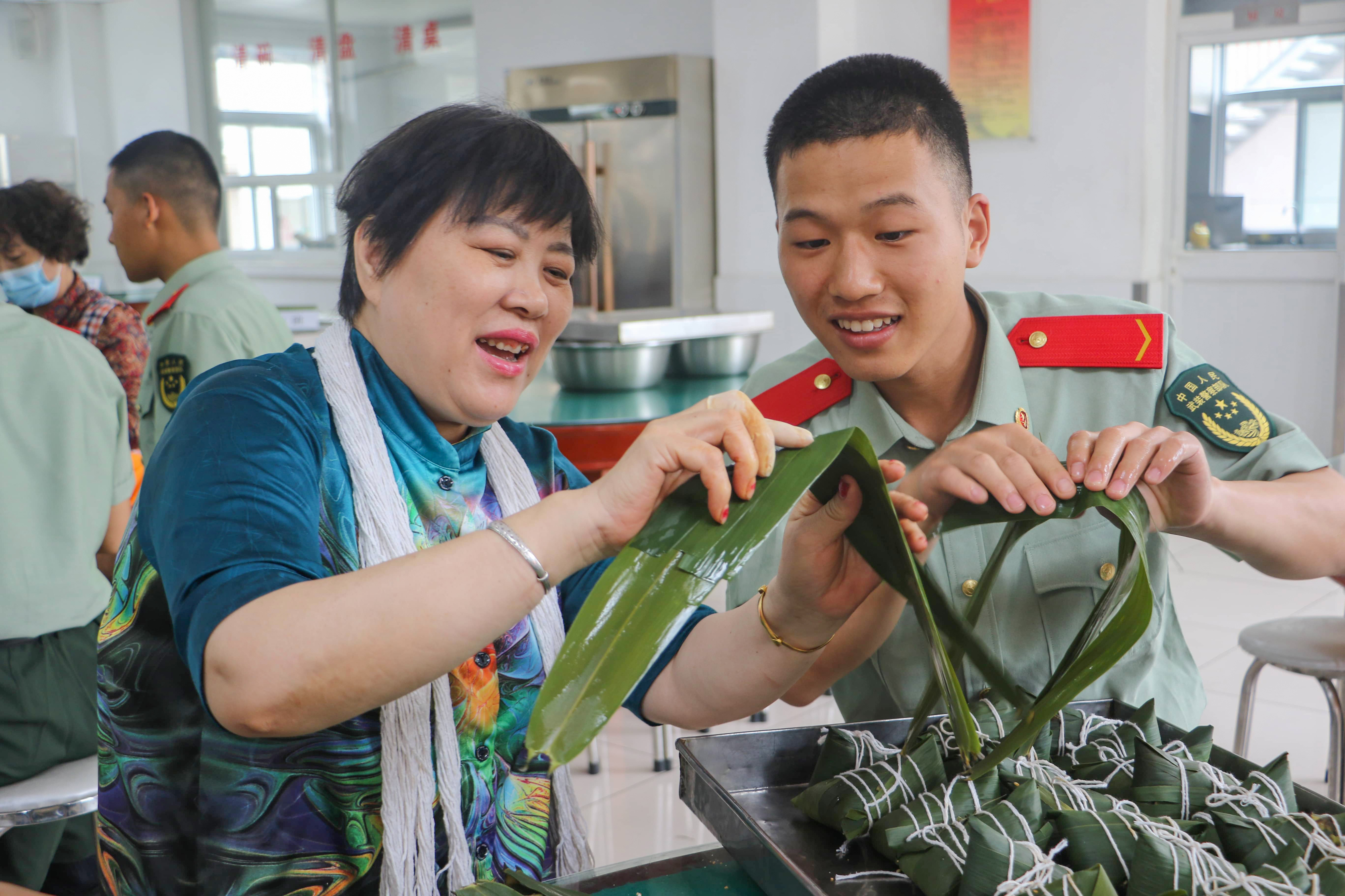 1.学习包粽子.jpg