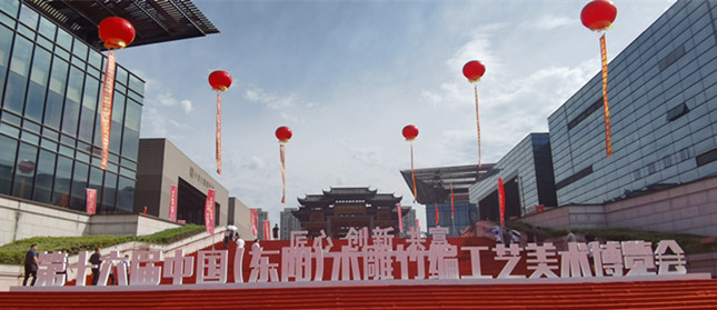 木雕红木家具何以“红”？“世界木雕之都”会展上探端倪