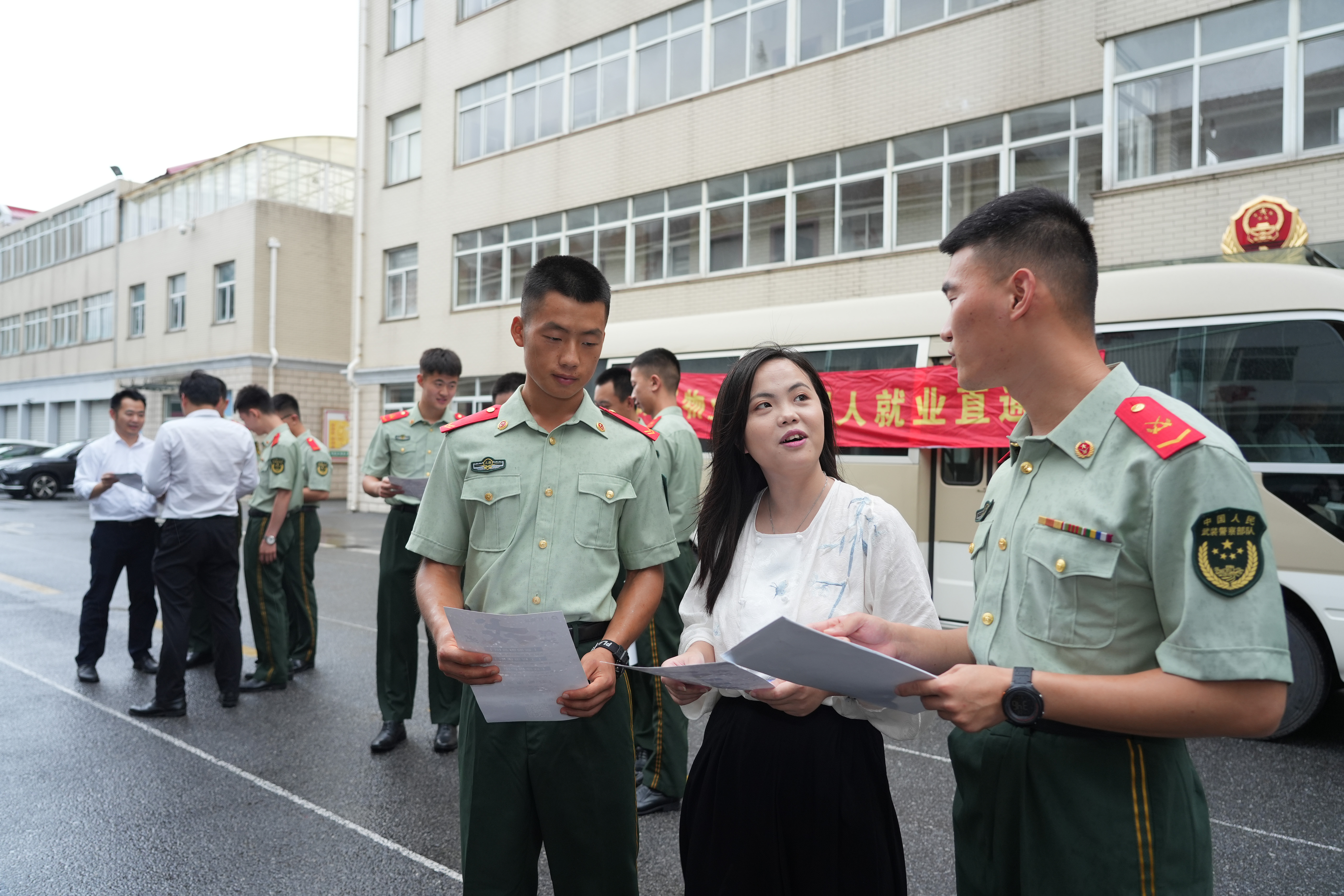 图二：保利物业工作人员向退役士兵介绍企业架构 (2).JPG