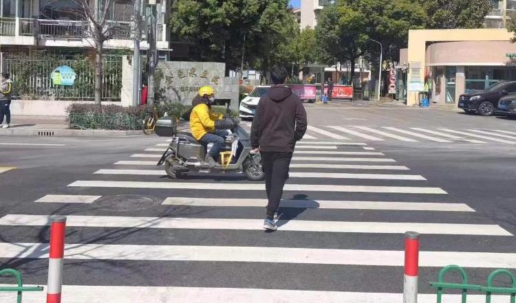 读者 | 多一条人行横道线，老人过马路踏实了