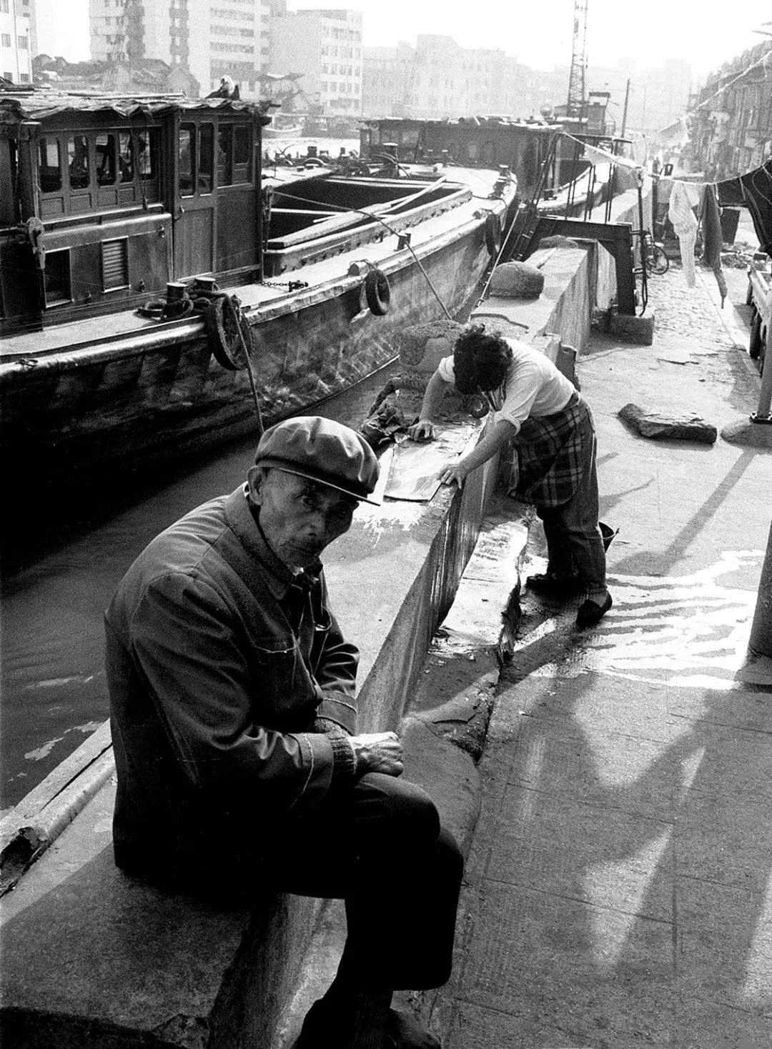 上世纪90年代初的苏州河畔 陆元敏 图.jpg 上世纪90年代初的苏州河畔 陆元敏 图.jpg